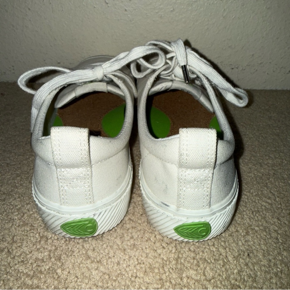Cariuma White Low-Top Sneakers with Lime Green Insole - Picture 4 of 11